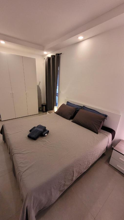 Stylish - Modern - Large Terrace - 2 Bed - 200 M From Sea - Fully Air Con Appartement St. Paul's Bay Buitenkant foto