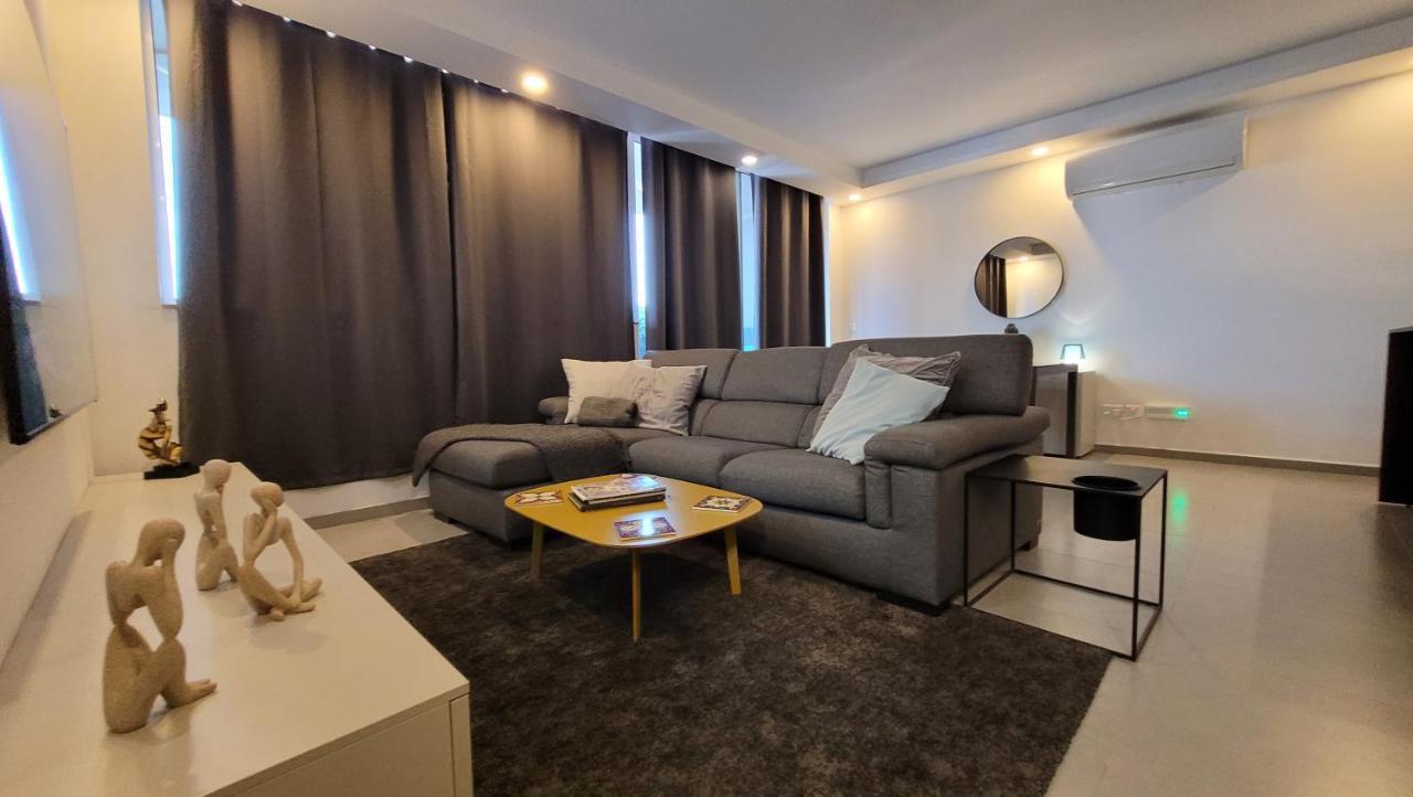 Stylish - Modern - Large Terrace - 2 Bed - 200 M From Sea - Fully Air Con Appartement St. Paul's Bay Buitenkant foto