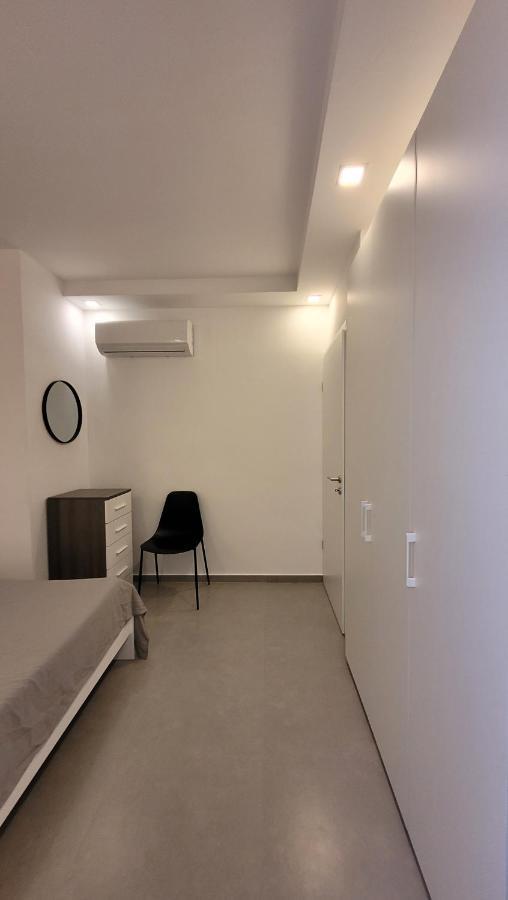 Stylish - Modern - Large Terrace - 2 Bed - 200 M From Sea - Fully Air Con Appartement St. Paul's Bay Buitenkant foto