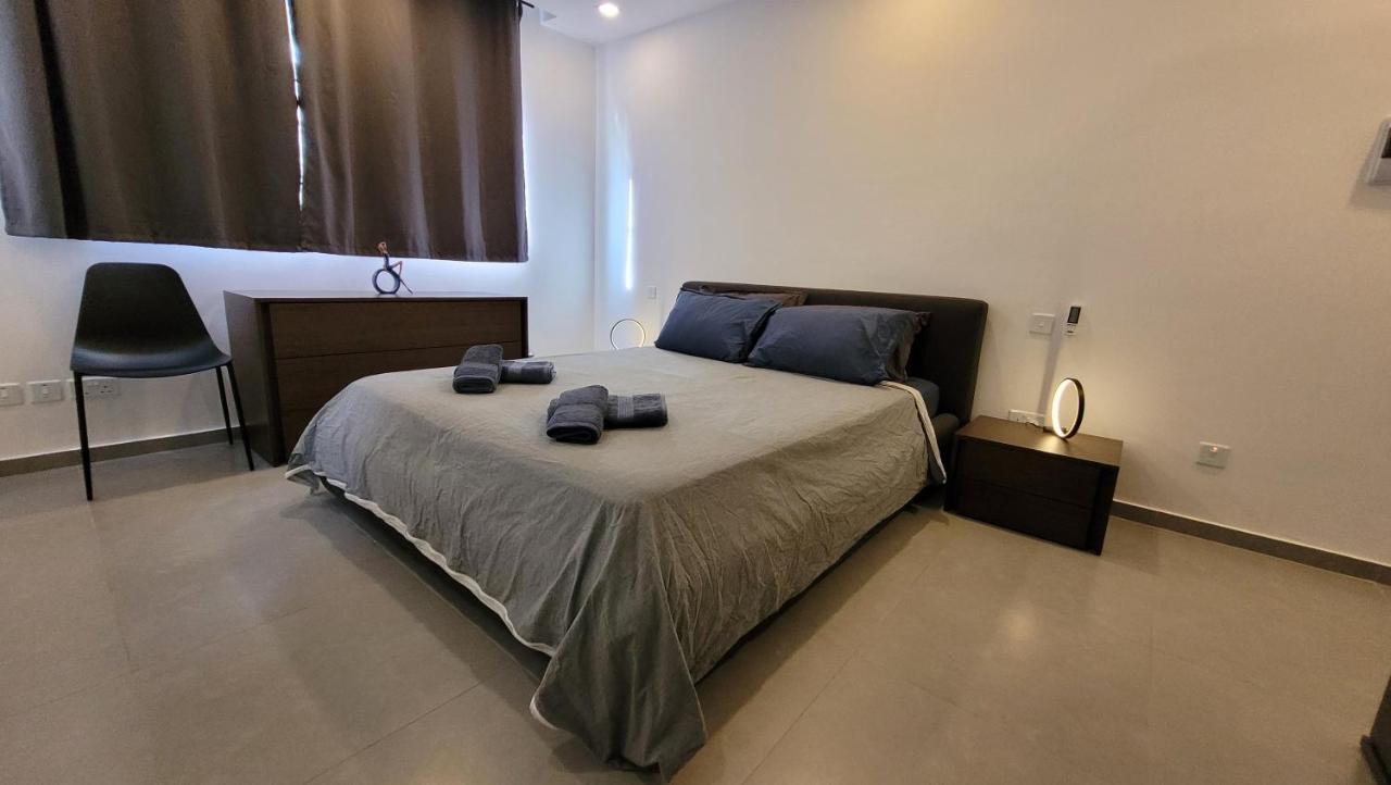 Stylish - Modern - Large Terrace - 2 Bed - 200 M From Sea - Fully Air Con Appartement St. Paul's Bay Buitenkant foto