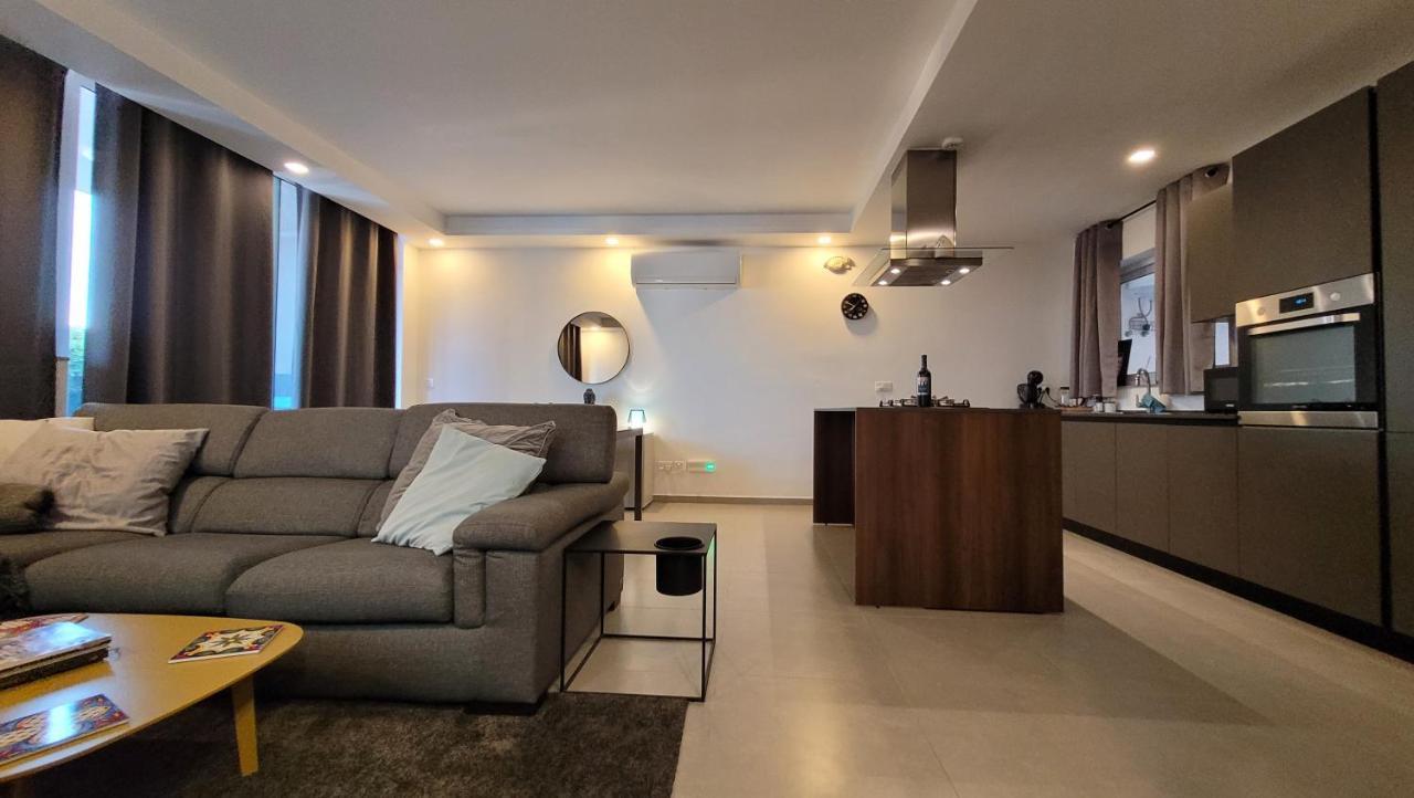 Stylish - Modern - Large Terrace - 2 Bed - 200 M From Sea - Fully Air Con Appartement St. Paul's Bay Buitenkant foto